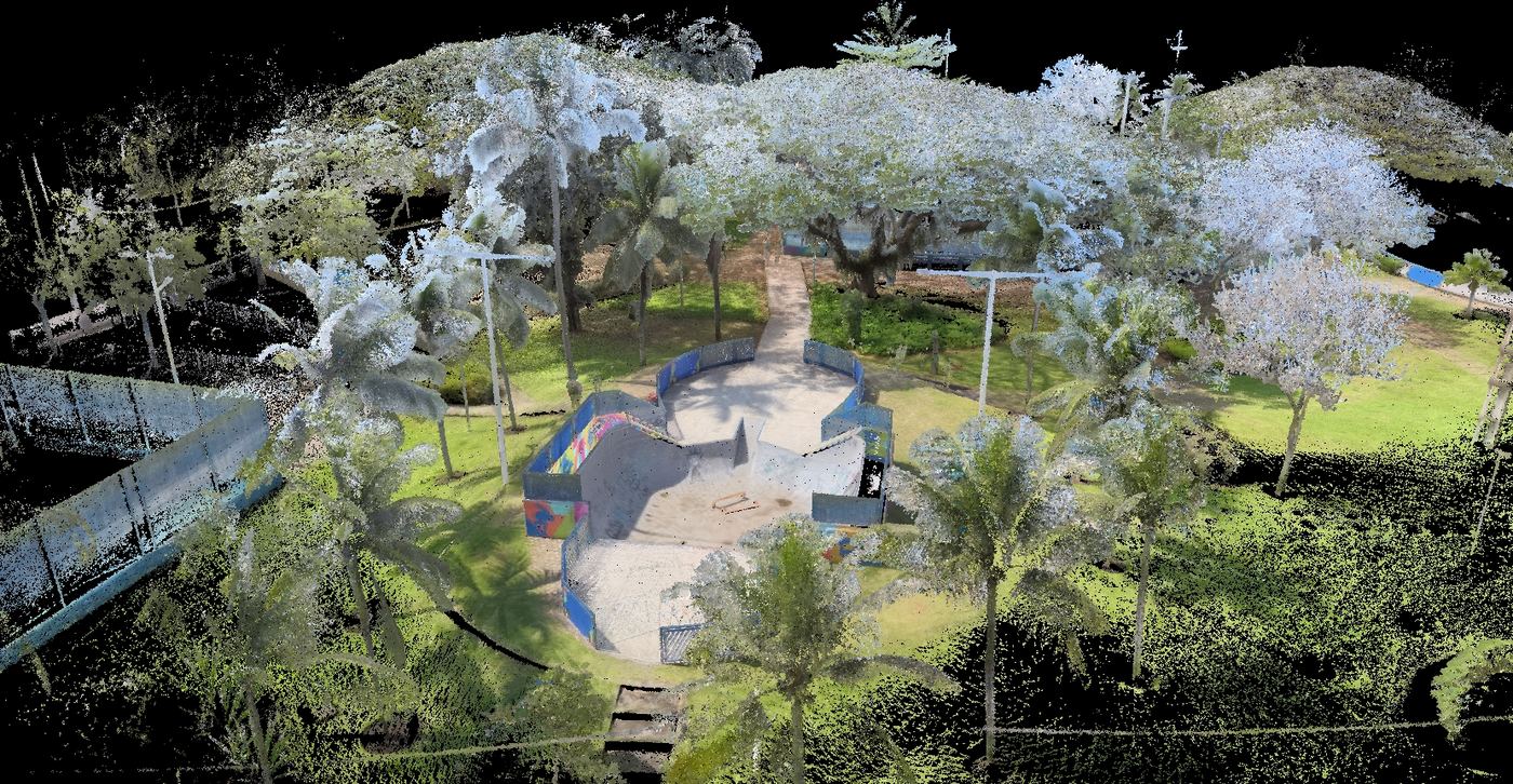 Nuvem de pontos colorida de área externa com praça, vegetação densa e estrutura de concreto, vista de cima
