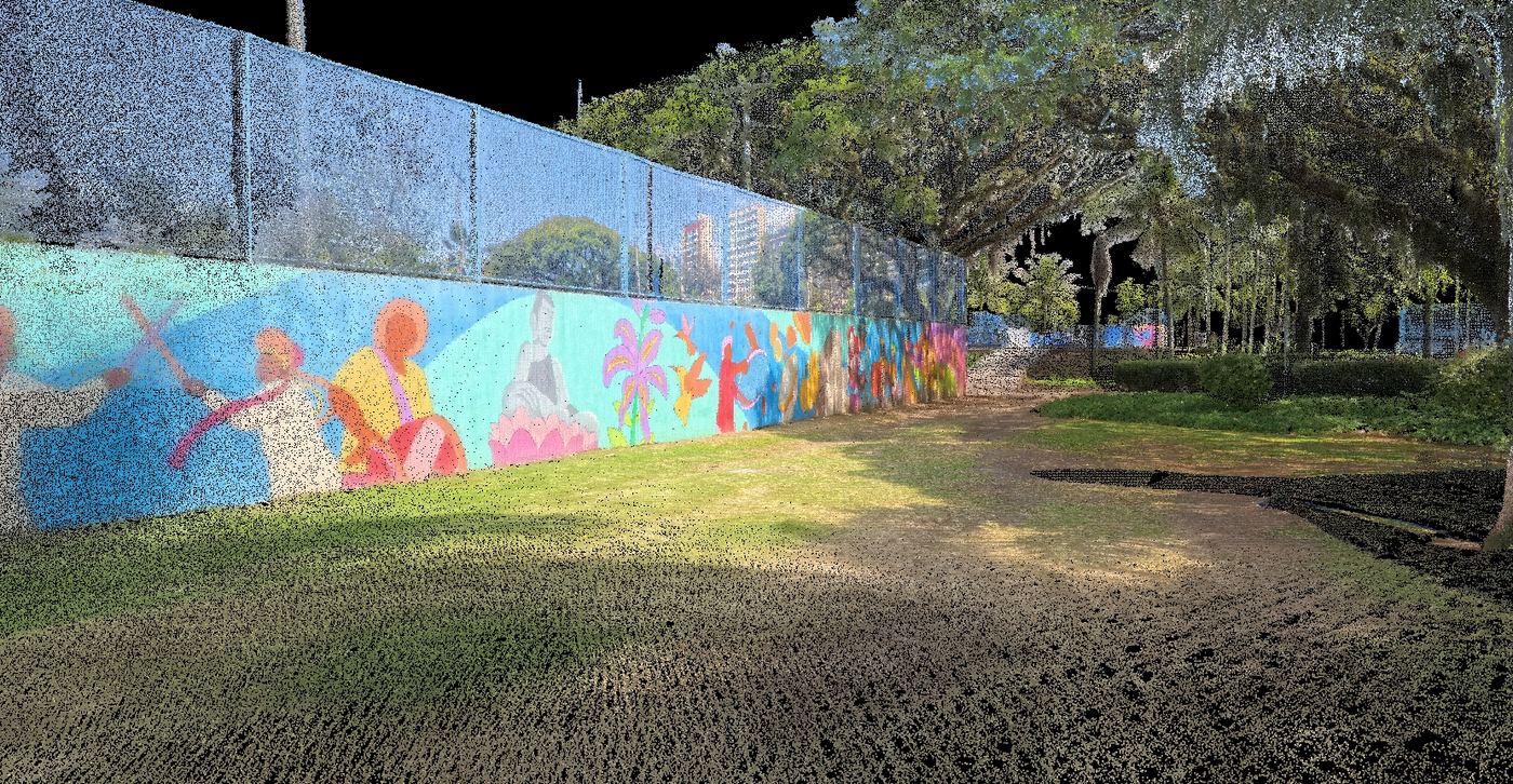 Nuvem de pontos colorida de muro com pintura, alambrado, gramado e arborização ao fundo